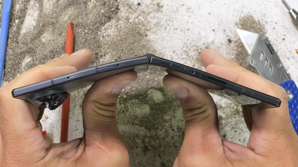 Samsung Galaxy Z Fold 8 enme undhagoo stress test un faasvejje