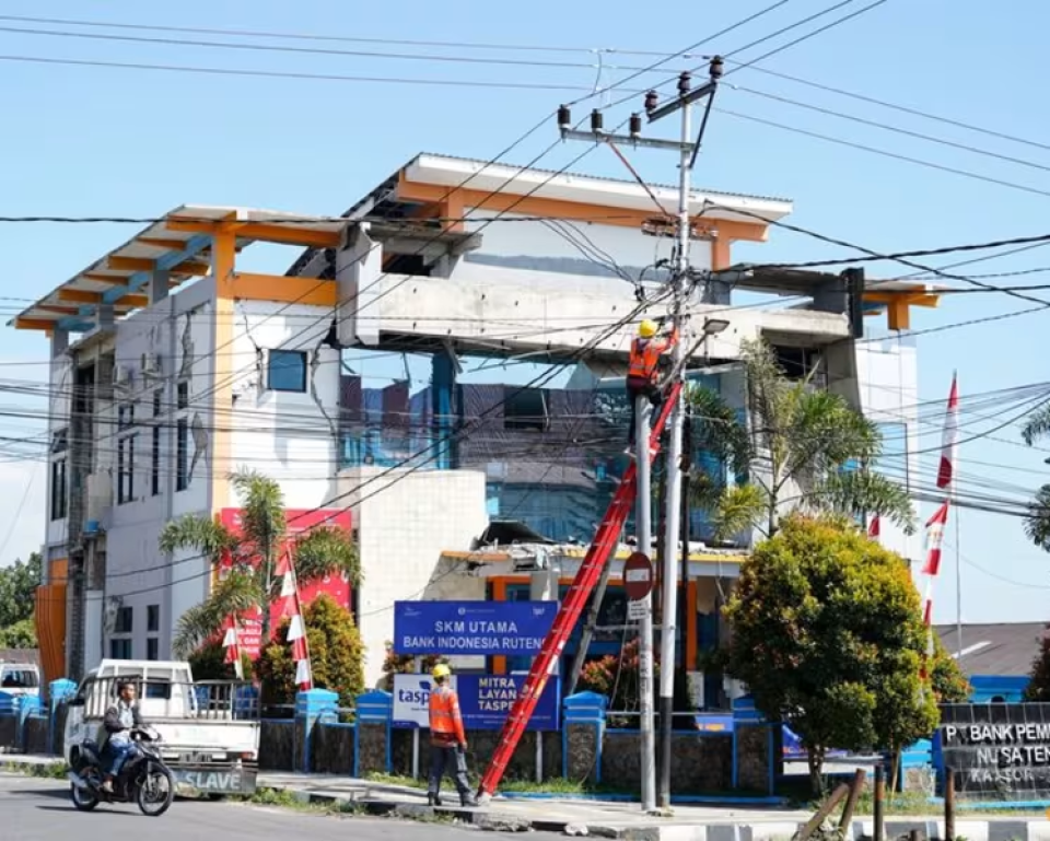 Thousands evacuate after Indonesia quake kills 51, cuts roads