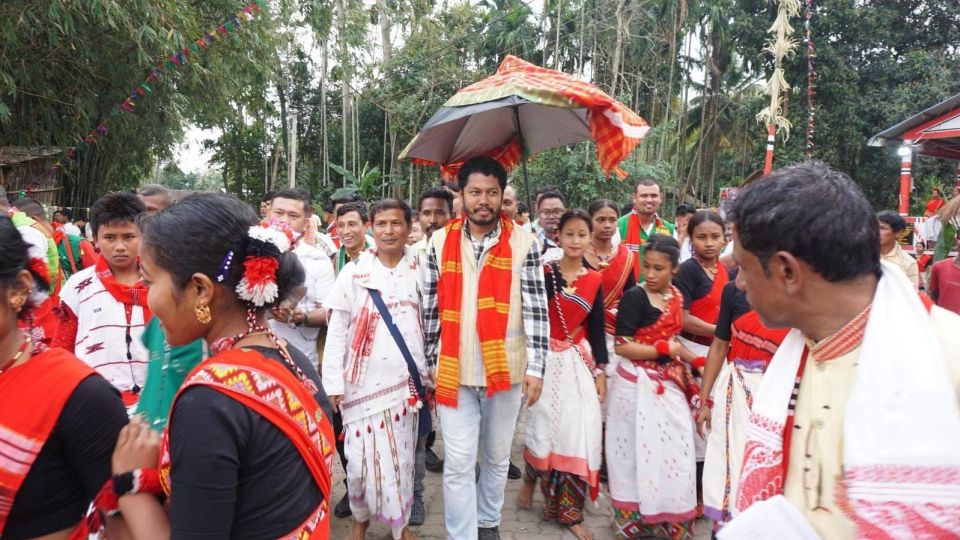 Luxury hotalehge mashroo aa dhekolhah muzaaharaakuri India ge activist aku hayyaru koffi