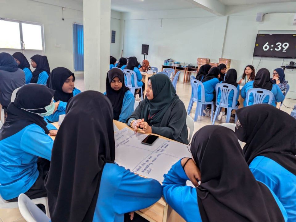 BML in Sh. Atholhu dhe School ehge dharivaruna ICT dhaairaage mauloomaathu session eh baavaifi