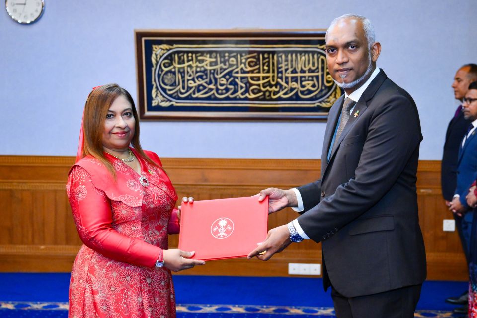Ingireysi vilaathah kandaalhuvvaa safeerakah Jameela ayyankuravvaifi