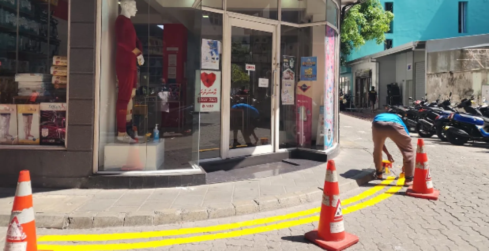 Double yellow lines painted to curb street corner parking in Malé