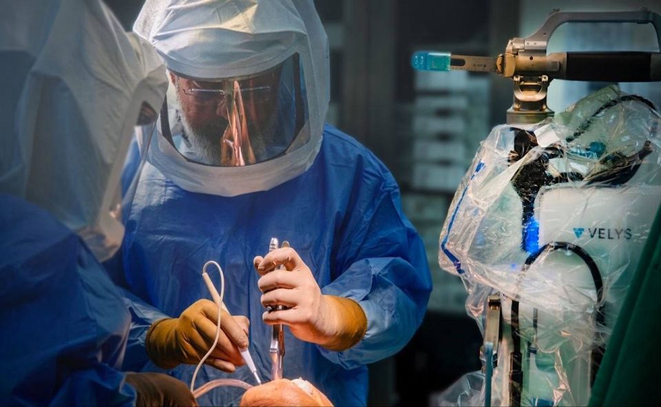 Raajjeygai furathama faharah robotic surgery medhuverikoh kakulu hulhu badhalukurumuge operation eh ADK gai 