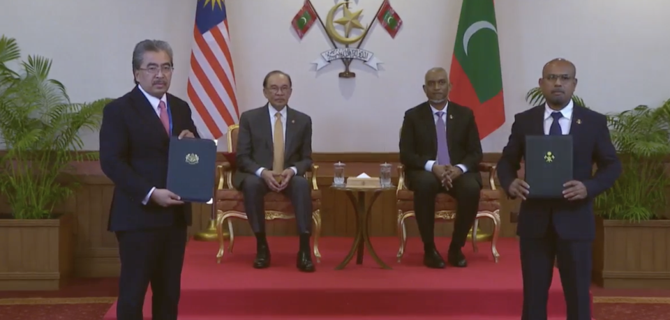Raajje aai Malaysia aa dhemedhu dhifaaee adhi Islaamee dhaairaain gulhun badhahikuran ehbasvejje 