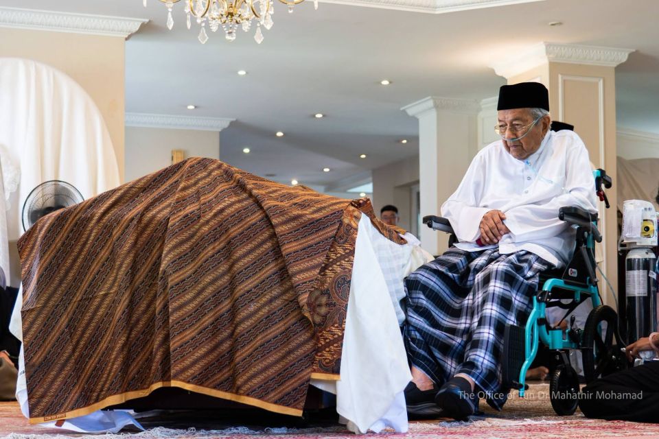 70 aharuvee lobeege safuhaa nimumakah: Mahathir ge anbikanbalun Siti Hasmah avahaaravejje