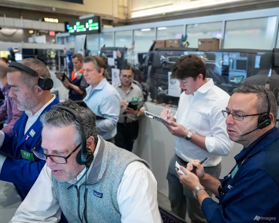 Oil rises as Saudi Arabia vows response to attacks