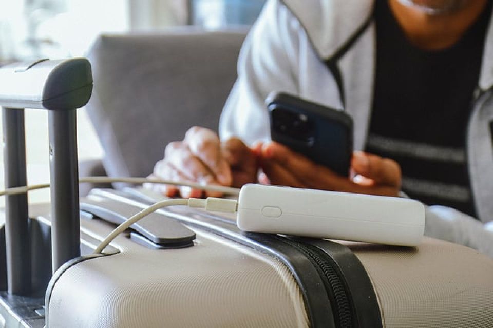 India ge flight thakugai vaki power bank eh manaakoffi