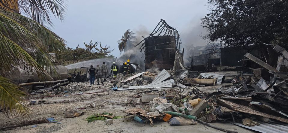 Funadhoo petrol shed gai roavun: 8 meehaku fihunu, jumla 20 meehakah ekivaruge aniyaa
