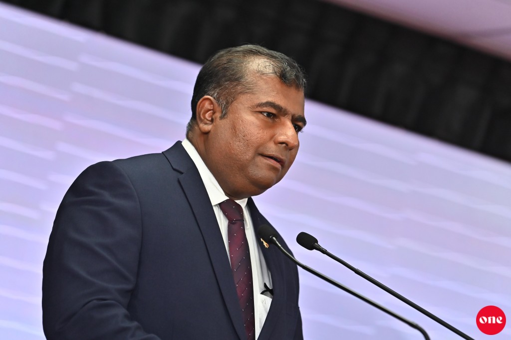 Dhivehi bahaai gaumiyyathuge musheerakah kureege minister Adam Naseer