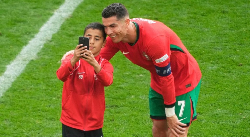 Ronaldo aaeku selfie nagan 5 meehaku dhandah, Martinez kanboduvejje