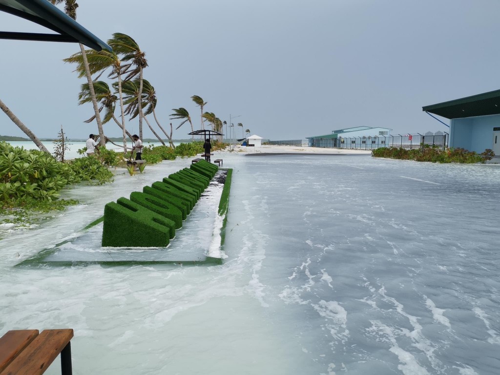 #OnePhoto: Hoarafuttah moosumee bodethi gellunthakeh, airport runway mahchah udha!