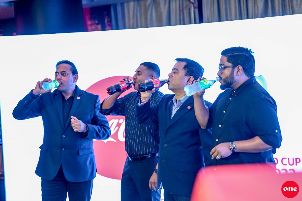ONE photo: World Cup aa dhimaakoh Coca-Cola in varugadha promotion eh