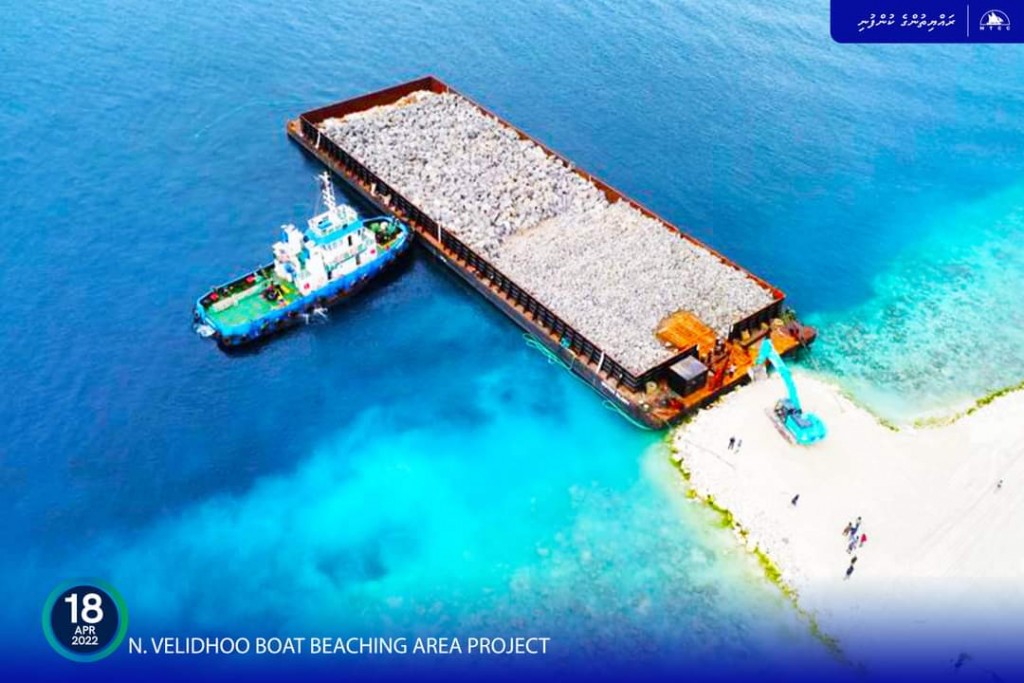 Velidhoo dhoani ehelaa sarahahdhu hedhumah beynunvaa bodu hilaige furathama shipment site ah gengossfi