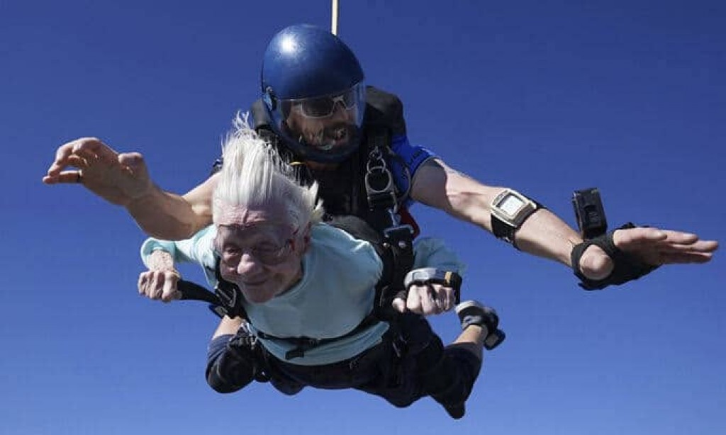 Dhuniyeyge record hedhi emme umurun dhuvasvee Skydiver maruvehjje