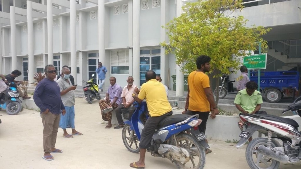 Naifaru fishermen protests due to delays in government payment
