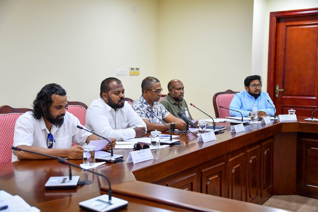 Bodethi shakuvaathakaa eku sarukaaruge taxi hidhumaiy huttuvaidheyn driverun majilis ah