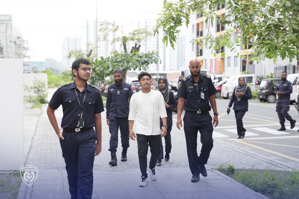 Hiyaa flat raid: 13 thaneh balai 3 bidheysee aku athulaigenfi