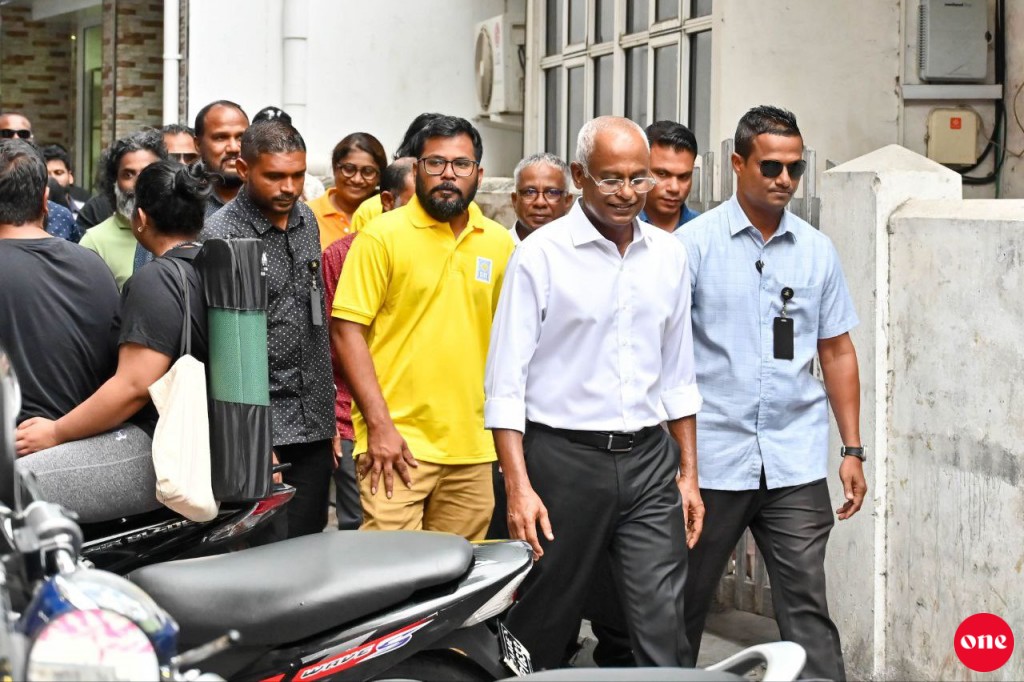 Adhives gaboolukuranee rayyithunnah rangalhuvaanee riyaasee nizaamu kamah, goiy ninmaanee party inn: Raees