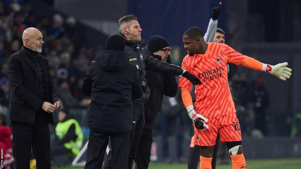 Milan keeper Mike ah nasleegothun dhimaakuri  4 supporter aku umurah ban koffi