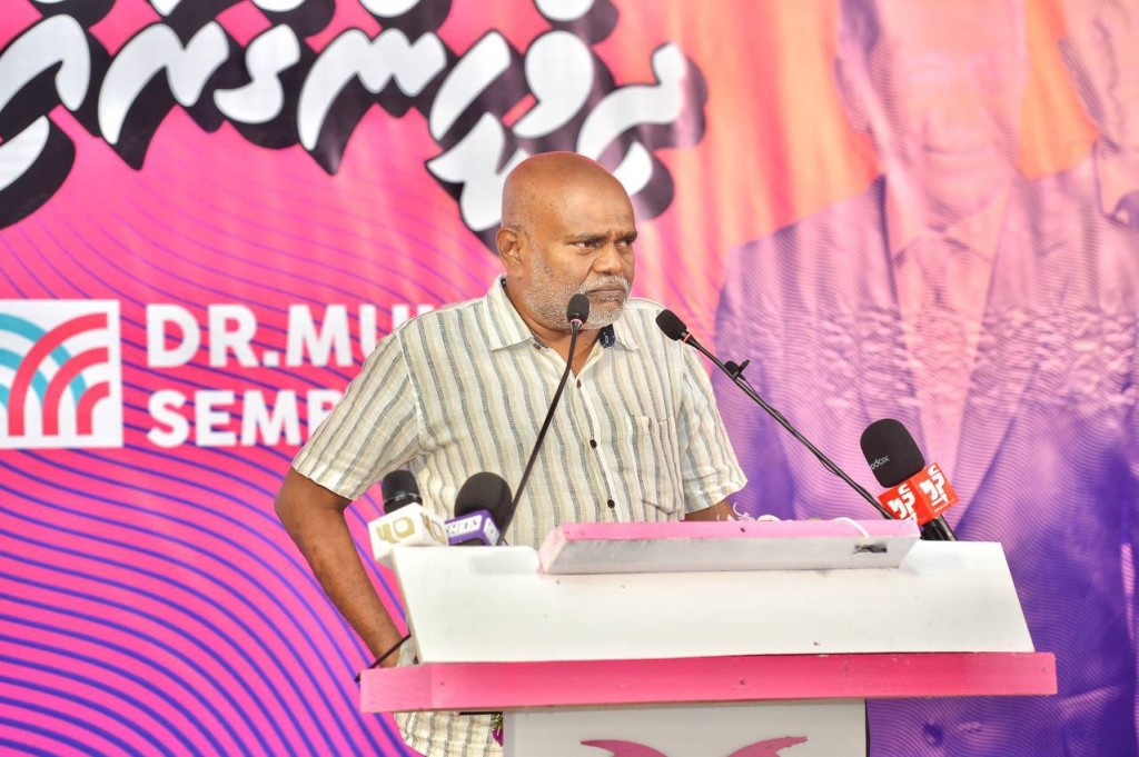 Muizzu ah thaaeedhu kurahvan ninmee gaumee verikamei kohdhevaanei thee: Munavvaru