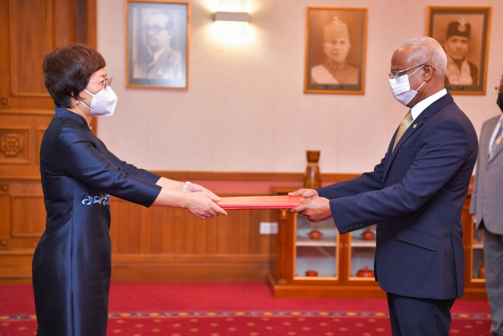 New Chinese Ambassador presents credentials to the President