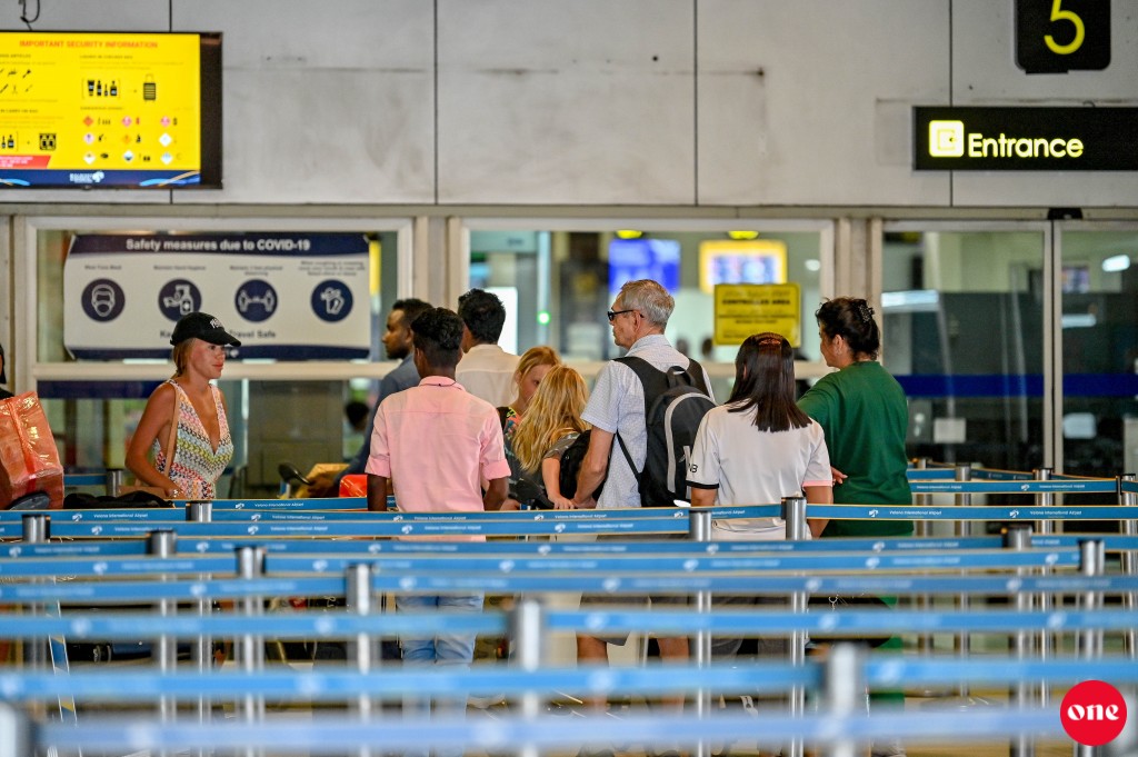 Vihei kujjaa maraali mamma airport in hayyaru kohfi