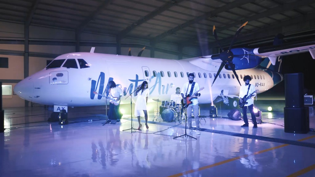 Manta Air ge theme lava, Warner Music in ganefi