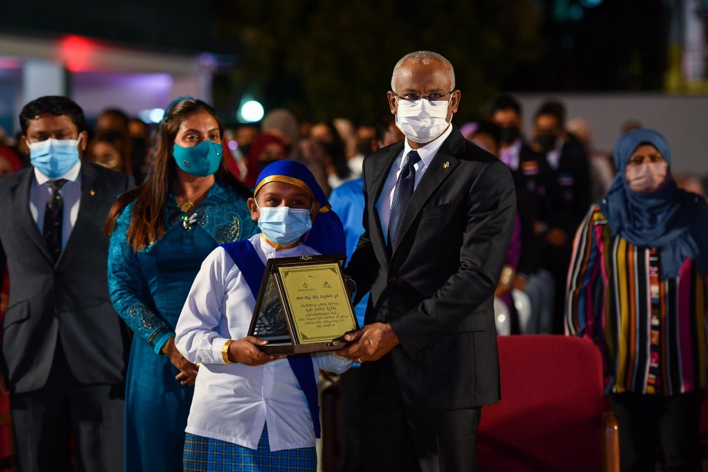 V. Thinadhoo, Rakeedhoo adhi Fehendhoo gai satellite school medhuverikoh kiyavaidheyn fashanee