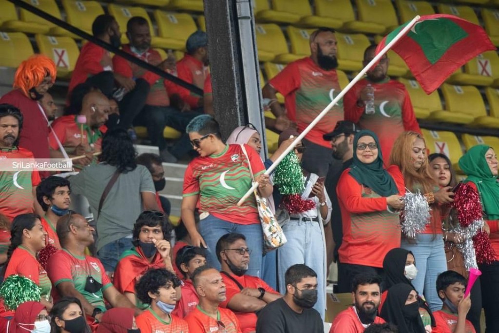 Lanka gai thibi hiyyvaru gadha dhivehi supporter innah Minister Mahloof ge hadhiyaa eh