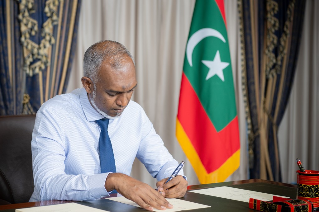 15 aharun university ge dharaja libey gothah hadhaifi