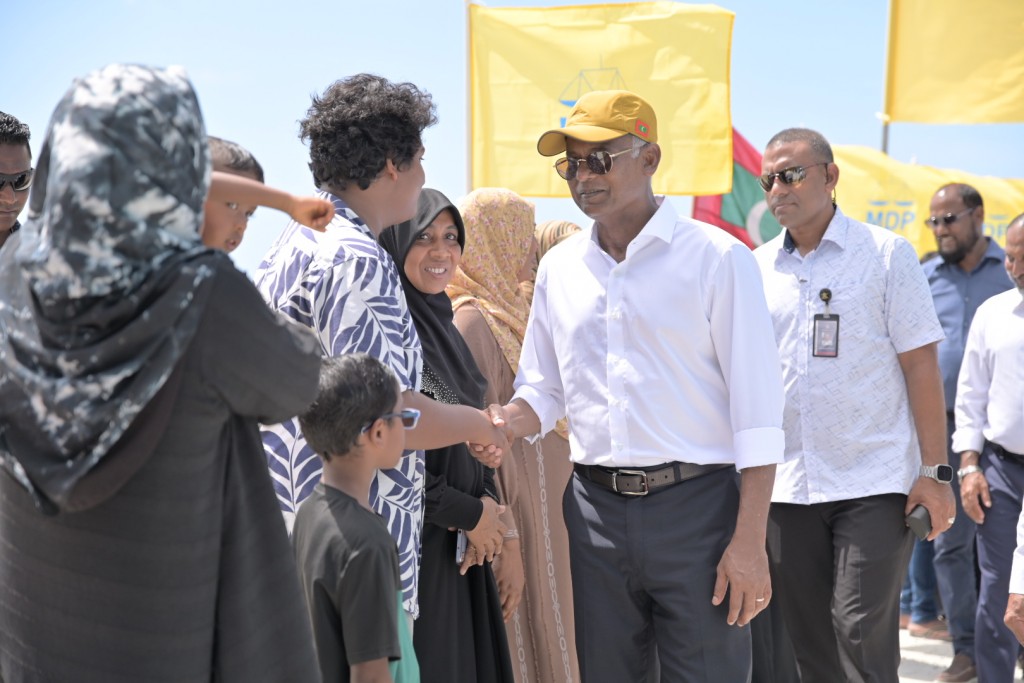 Picnic island hamajassaanee V. Atoll ge hurihaa rashehge rayyithunnaa mashvaraa kurumahfahu: Raees