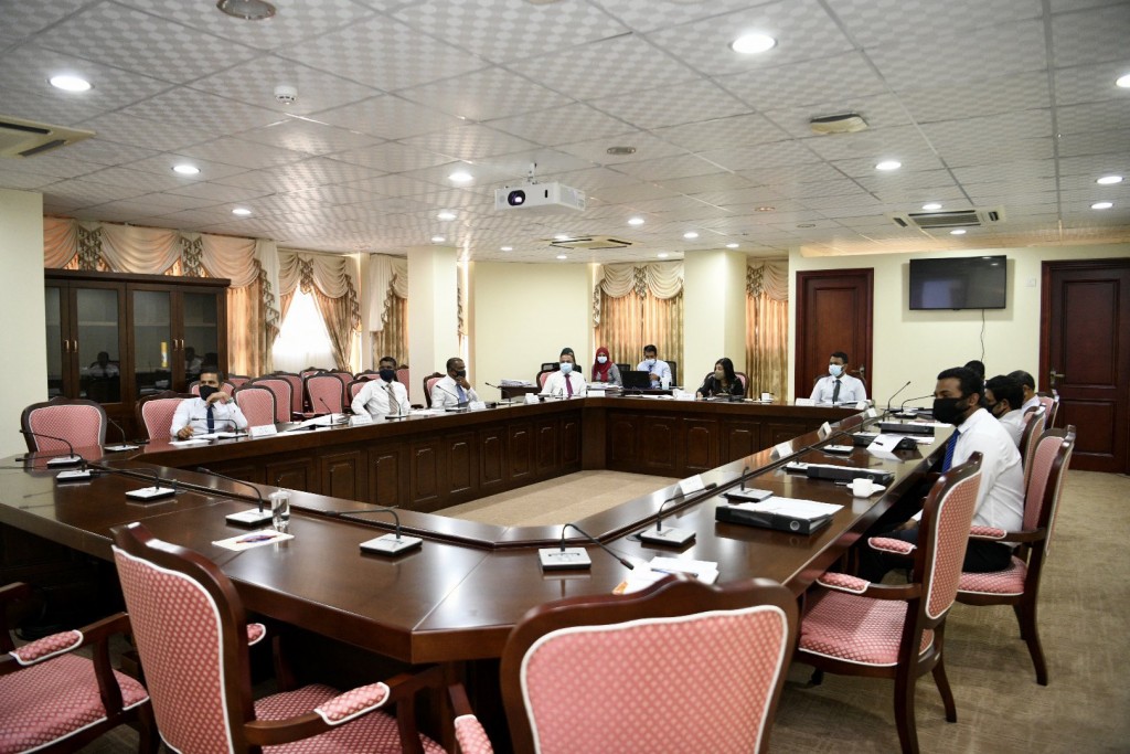 Minivan muassasaathakuge memberunnavves viyafaari kurevey gothah committee inn faaskoffi