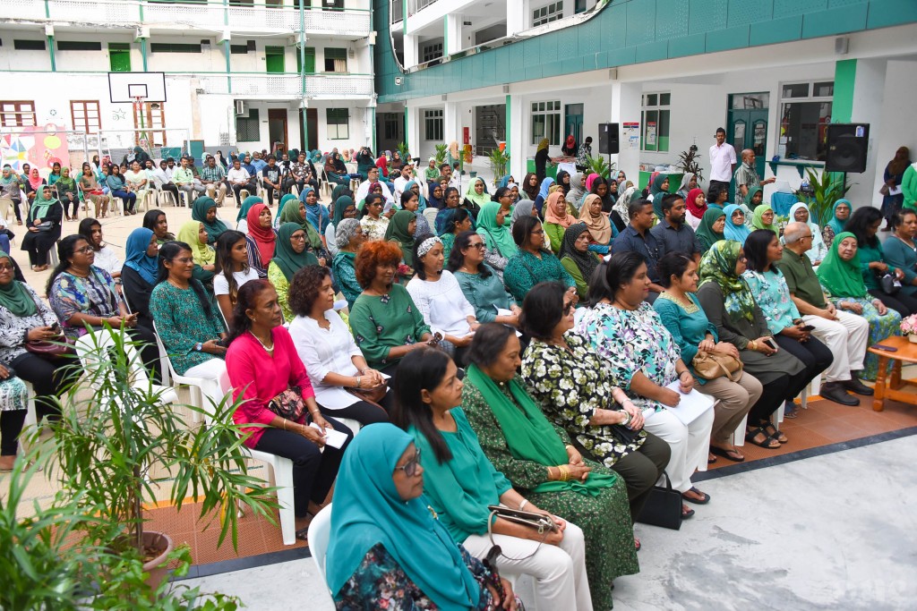 Bidheysee teacharunge badhalugai 19 dhivehi teacharun hoadhan Aminiyya School inn iulaanukohffi