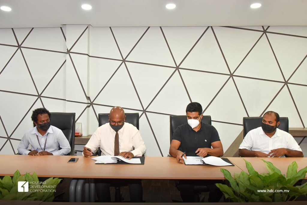 Hulhumale' phase 2 gai self-service fuel station eh hedhumuge masahkaiy Villa ah