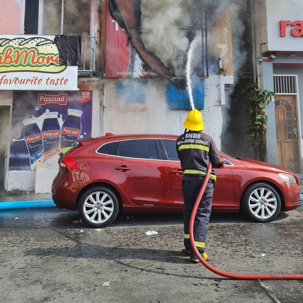 Fire at a house in Henveiru lands ten in hospital