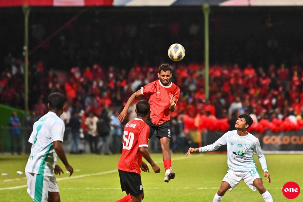ވަން ފޮޓޯ: ގޯލްޑް ކަޕް ފައިނަލުގައި އައްޑޫ ބަލިކޮށް އޭދަފުށިން ތަށި އުފުލައިލުން