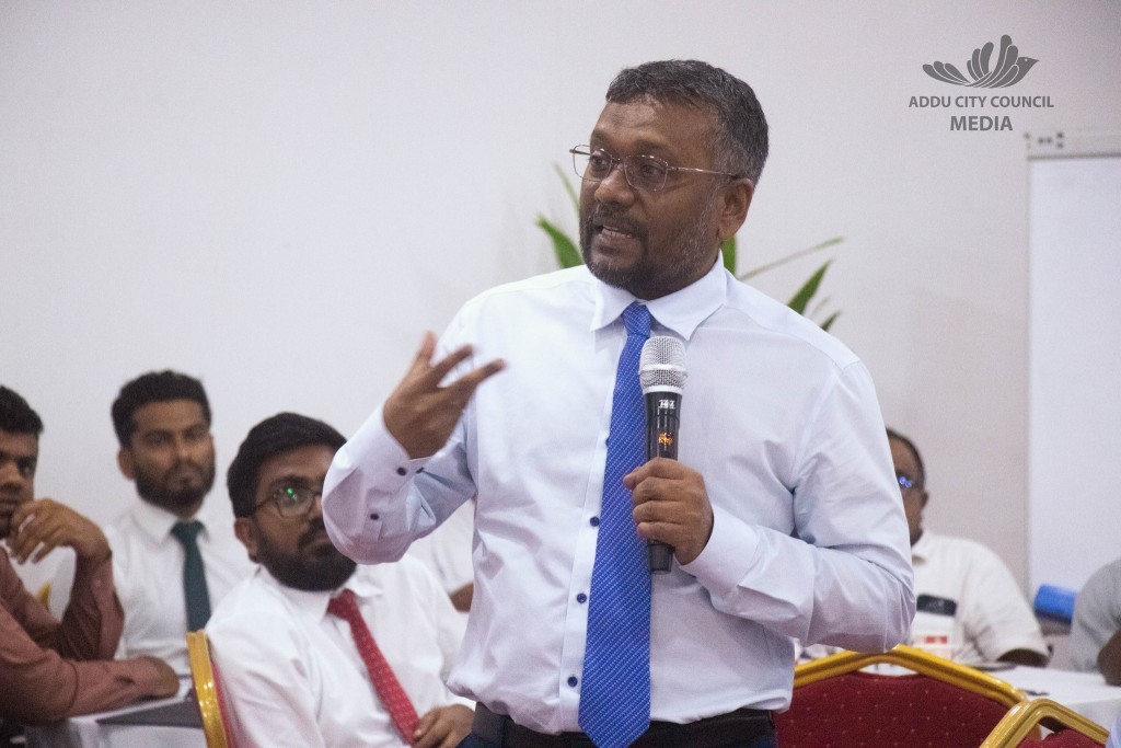 Fayyaz, Governor ah: Sarukaaruge siyaasathu thakah faadu kiyun dhookohlai, bank thah maithiru kuravva!