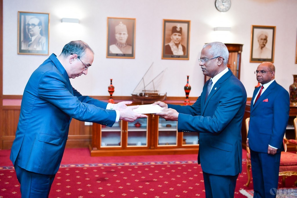 New ambassador of Azerbaijan presents letters of credence to President Solih