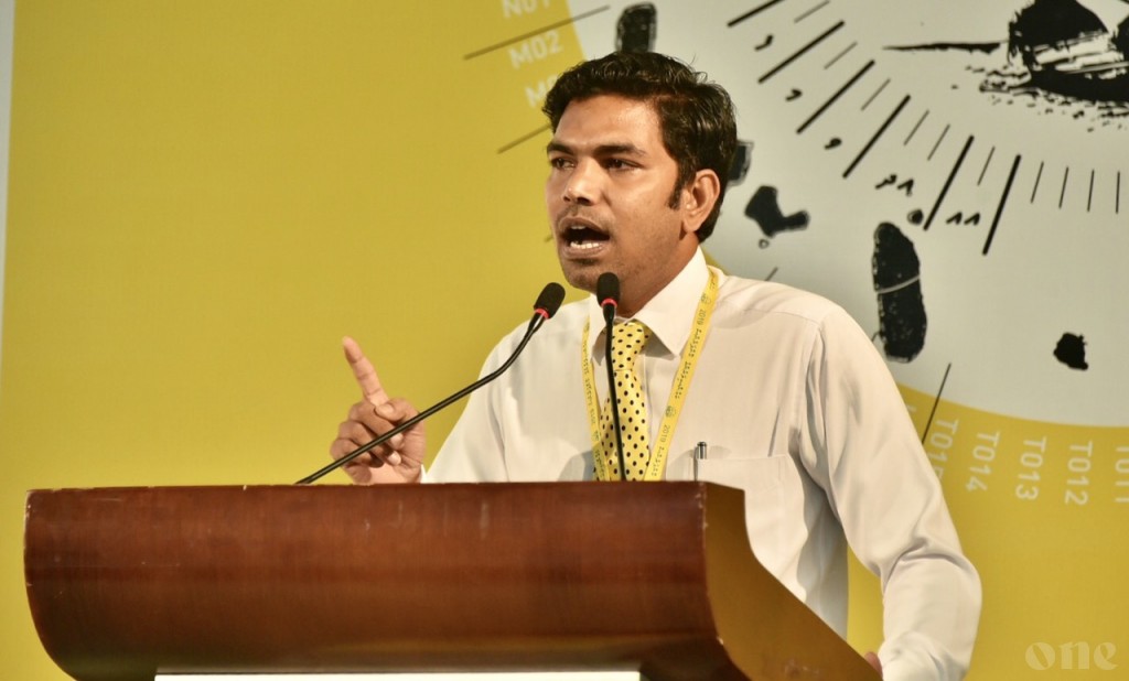 Komandoo dhaairaagai Naazim kuravvanee Raees Yaameen ah koddhey masakkatheh: Shifaaz