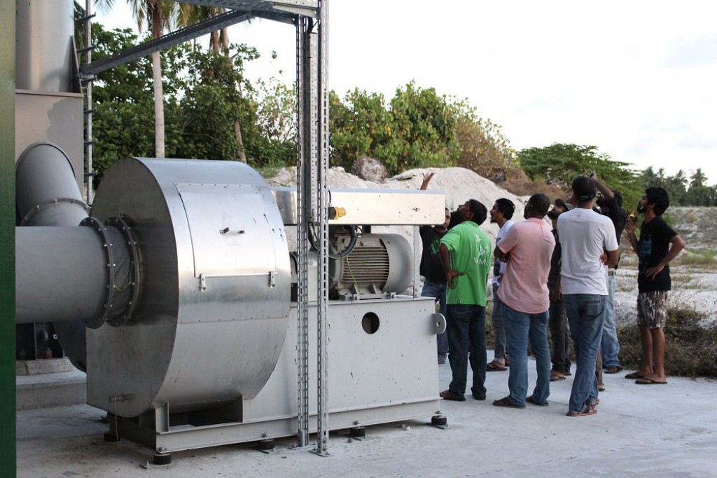 Uthuruge kuni nahthaalan vandhoo centre, dhekunuge kuni Addu ah
