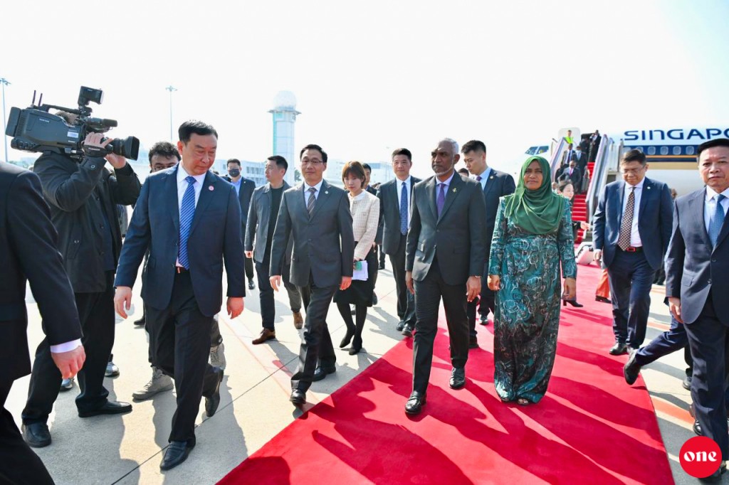 Photo: Raees ah China in raiy dhoolaige maruhabaa eh