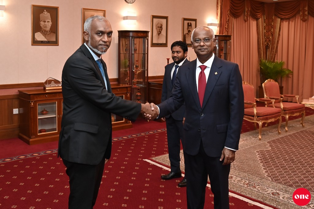 Photo: Raees Solih, Inthihaabee Raees Muizzu aa bahdhalu kurehvun