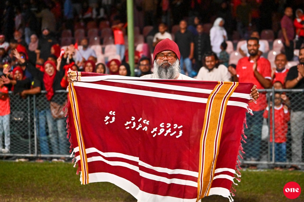 ވަން ފޮޓޯ: ގޯލްޑް ކަޕް ފައިނަލުގައި އައްޑޫ ބަލިކޮށް އޭދަފުށިން ތަށި އުފުލައިލުން