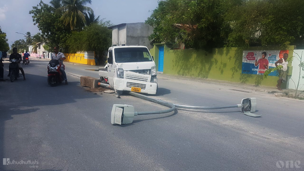 Pickup loses control in Kulhudhuffushi, hits light post