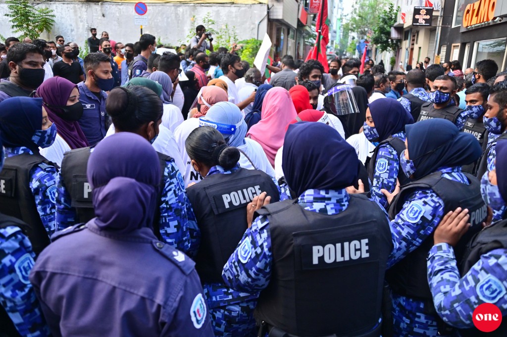 Idhikolhu muzaaharaage therein 2 fuluhakah aniyaa vejje