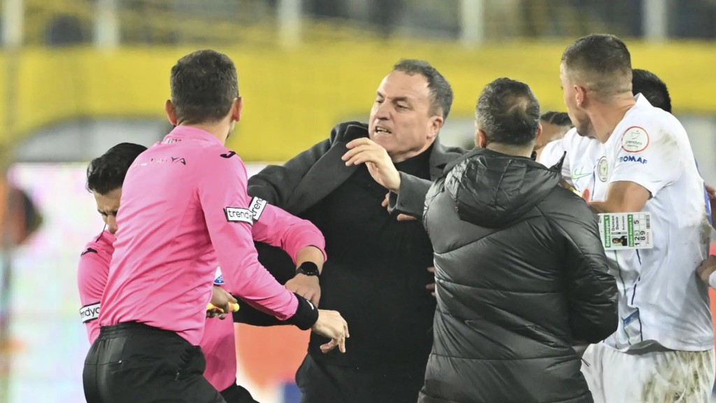 Turkey gai referee moonu matheegai jehi club raees hayyaru koffi