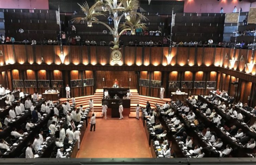 Covid case eh feni Lanka ge gaanoonu hadhaa majilis bandhu kohffi