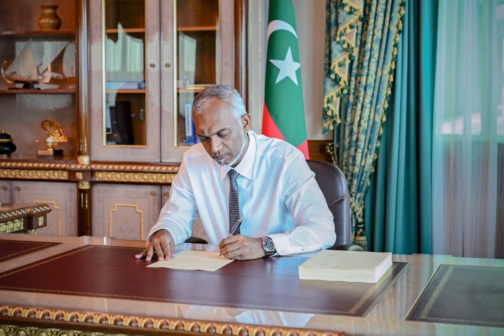 Raajjey ge bank thakah dollar maarukurun laazim kuraa bill Raees thasdheegu kurahvaifi