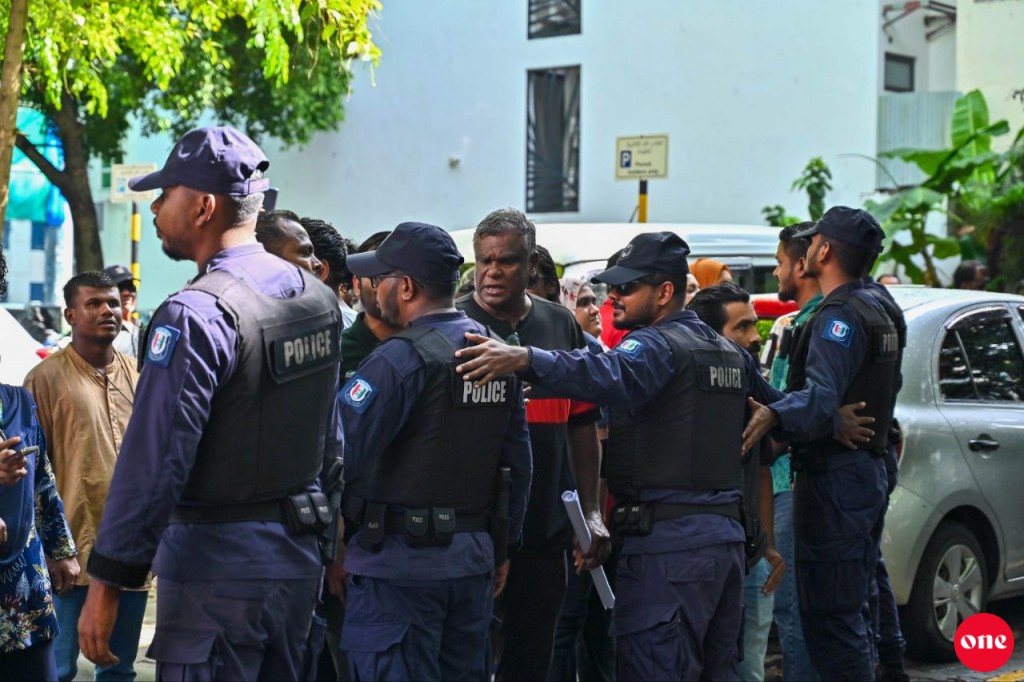 Huddha dheefaivaa sarahahdhu thakah noonee ehvaan furusathu nudheynan: Fuluhun
