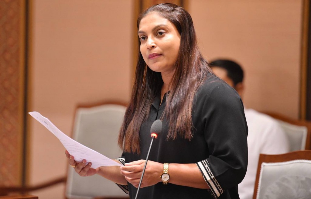 Teacherunnah Kiyavaidhinumuge license dhookuran mi aharu fashaane: Minister